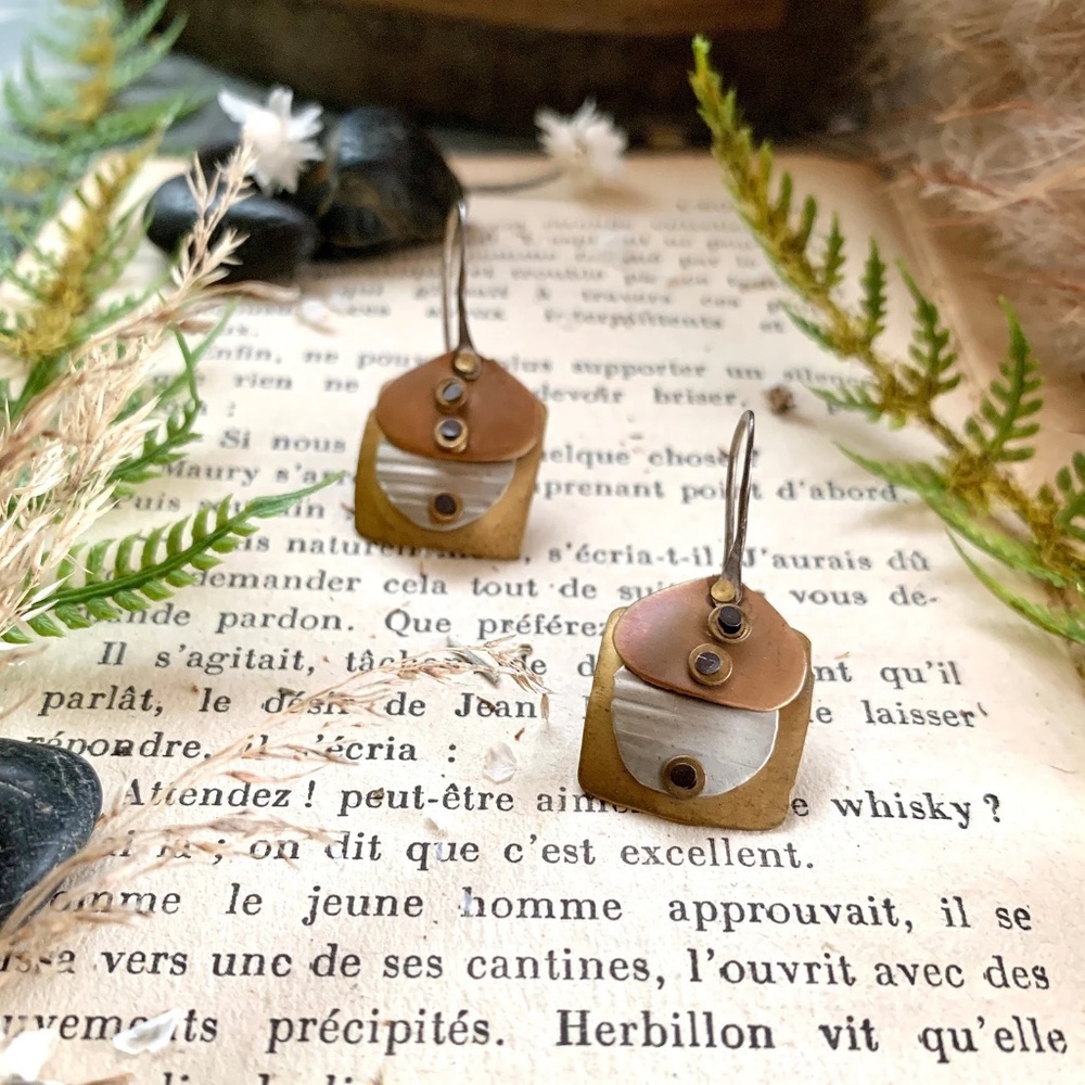 70's HANDMADE MIXED MEDIA CUBIST BRASS & COPPER DANGLE EARRINGS - Picture 6 of 10